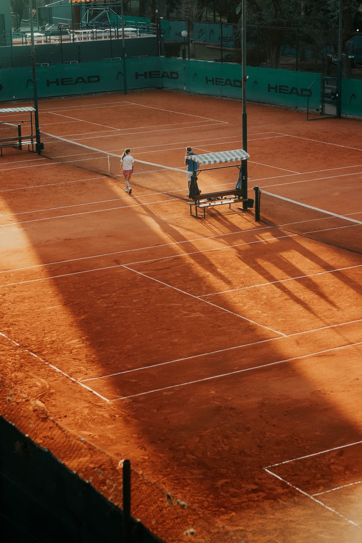 Partido de tenis en una cancha de polvo de ladrillo